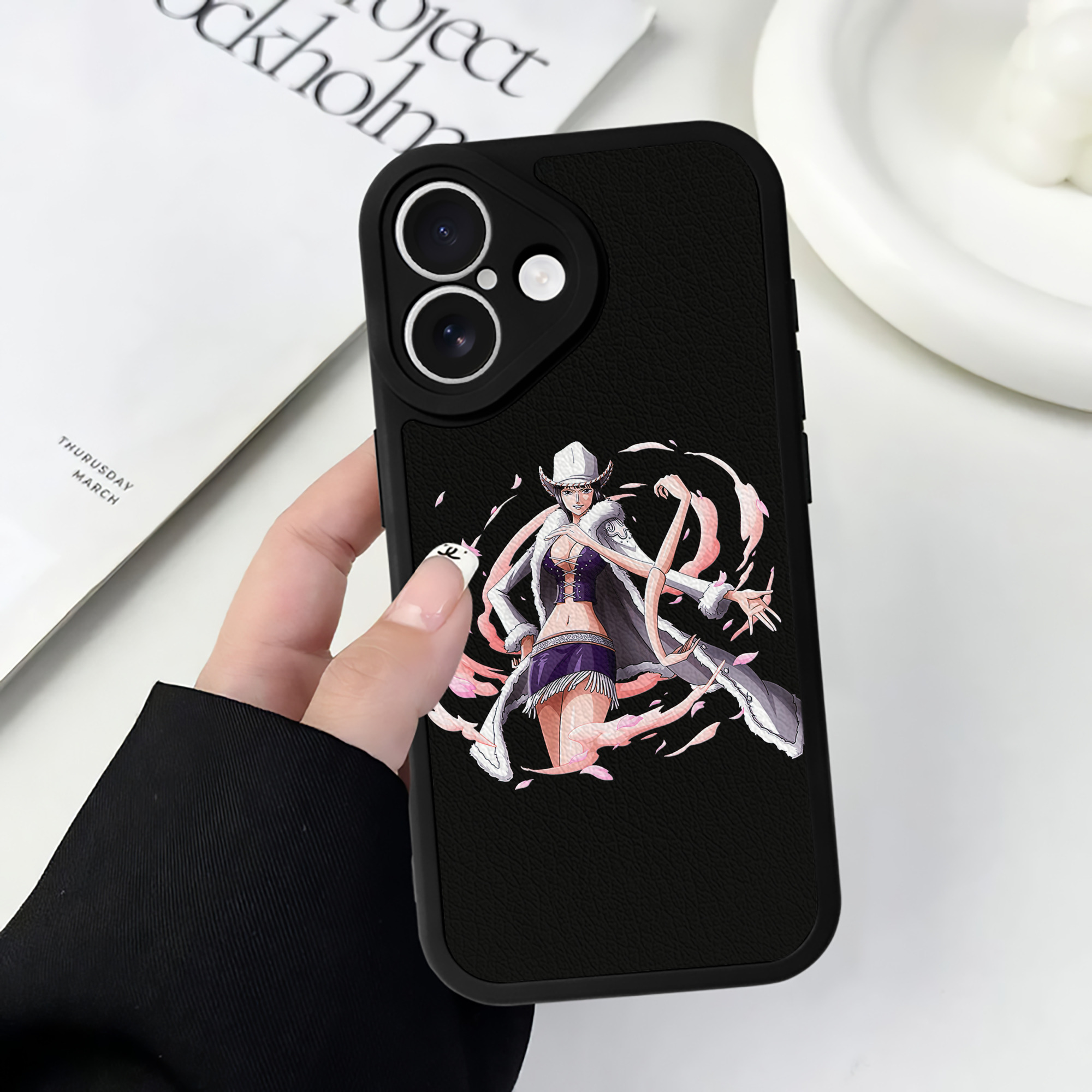 （画像用） ワンピース ニコ・ロビン ONE PIECE Nico Robin 【iPhone 16シリーズ対応】シリコンスマホケース（レザー調） 材質：シリコン
